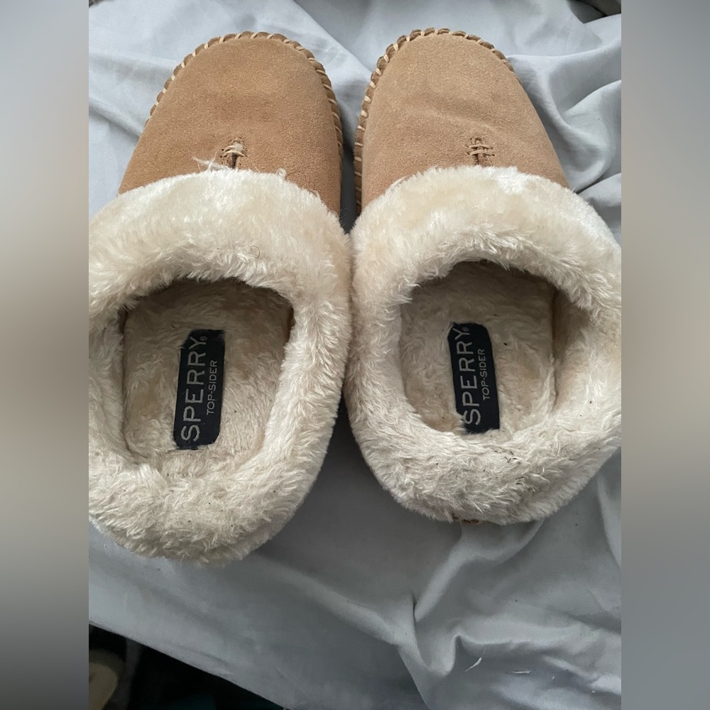 Tan Sperry slipper with fur inside